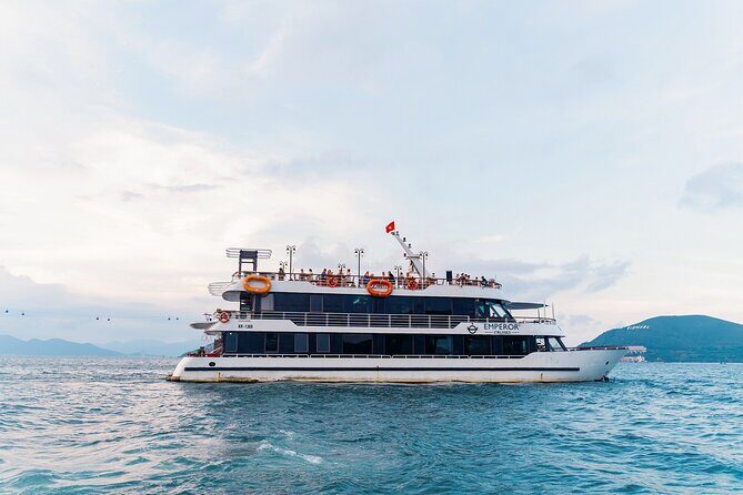 Nha Trang Luxury Sunset Cruise with Cocktail, Dinner & Live Music - Who Is This Cruise Perfect For?