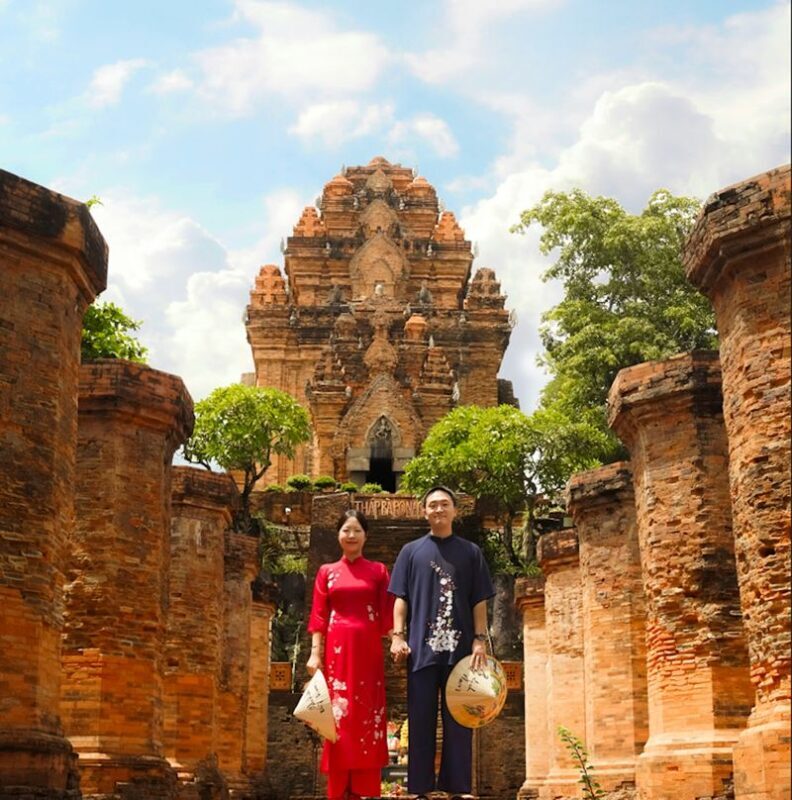 Nha Trang: Outdoor 3-Point Photoshoot + Ao Dai Rental + Transfer - Posing help can make the camera feel less awkward