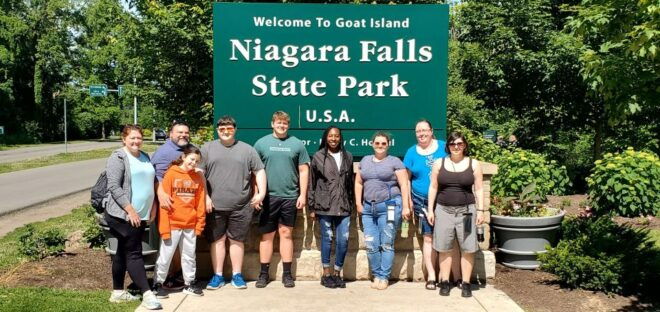 Niagara Falls Canada & USA: Small Group Deluxe Tour - Discover the Daredevils and History