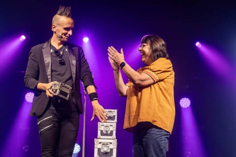 Niagara Falls, USA: Magic Theatre - Illusionist Leon Etienne - Quick Introduction