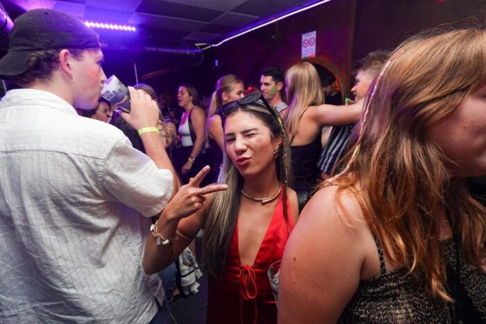 Nice :Pub Crawl With 6 Free Shots and VIP Bars&Club Access - VIP Access to Bars and Nightclub