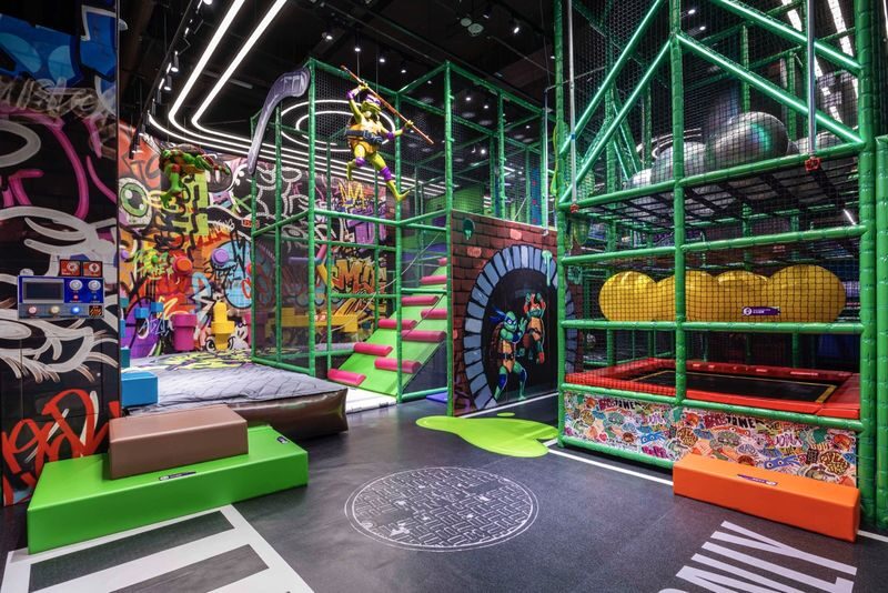 Nickelodeon Town in Macau - Finding the entrance and preparing for play