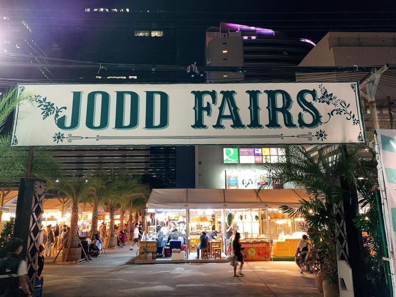 Night life in Bangkok Jodd Fairs Train Night Market - Key points before you book