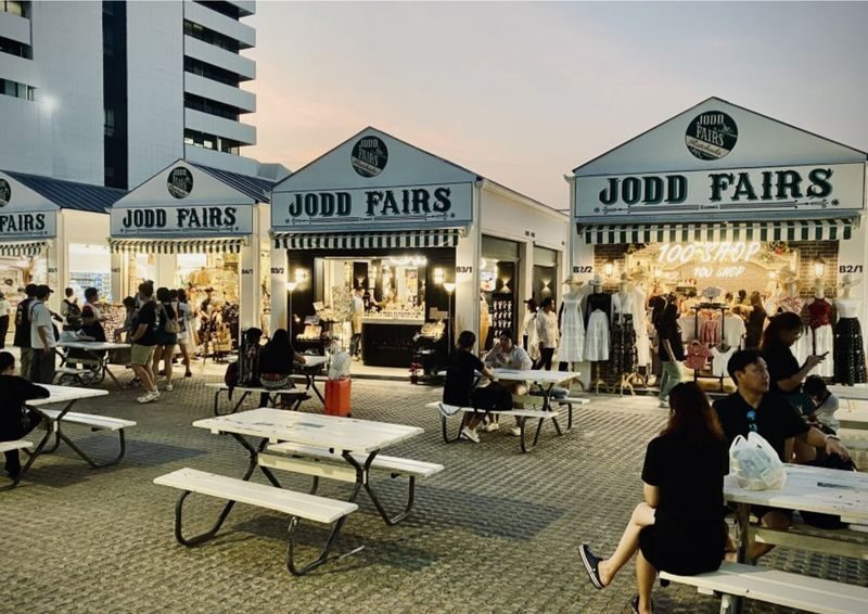 Night life in Bangkok Jodd Fairs Train Night Market - What Jodd Fairs offers after dark