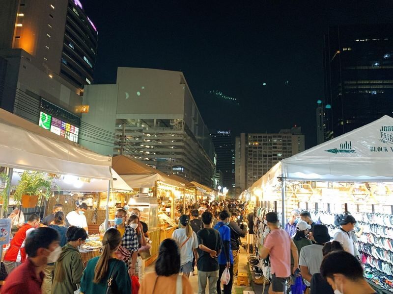 Night life in Bangkok Jodd Fairs Train Night Market - The 7:30 pm meeting and 90-minute walk