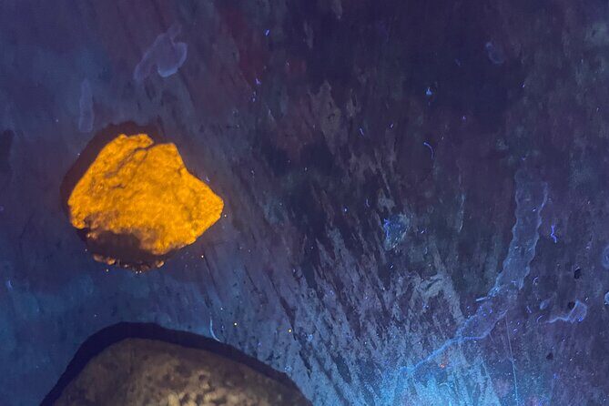 Night time fluorescent Rockhounding Tour - The Value of Guides and Local Knowledge