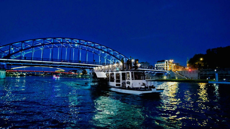 Night Vistula River Cruise in Krakow - Staff, group size, and onboard basics