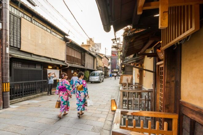 Night Walk in Gion: Kyoto's Geisha District - Experience the Charm of Gions Streets