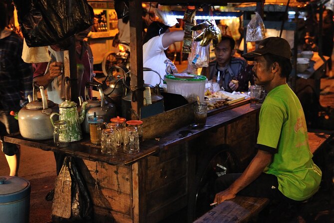Night Walking Tour-Malioboro Street Food With Guide at Yogyakarta - Tour Highlights
