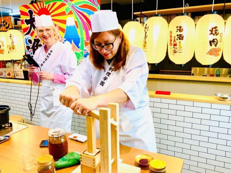 Nigiri-Zushi Making and Soy Sauce Squeezing - Mastering the Technique of Soy Sauce Squeezing