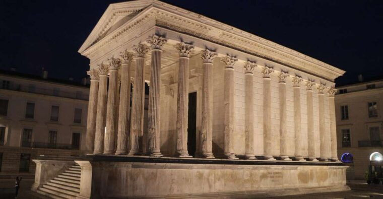 Nimes: Private Walking Tour of the Historical Center - Exploring the Arena of Nîmes