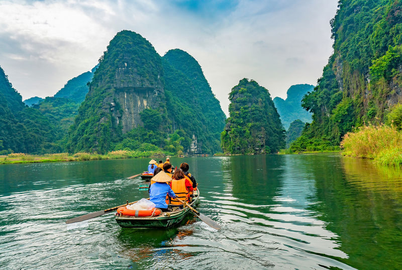 Ninh Binh 2D1N Tour From Hanoi: Hoa Lu, Tam Coc, Trang An, Bai Dinh & Mua Cave - Bai Dinh: a temple stop between the old capital and the river