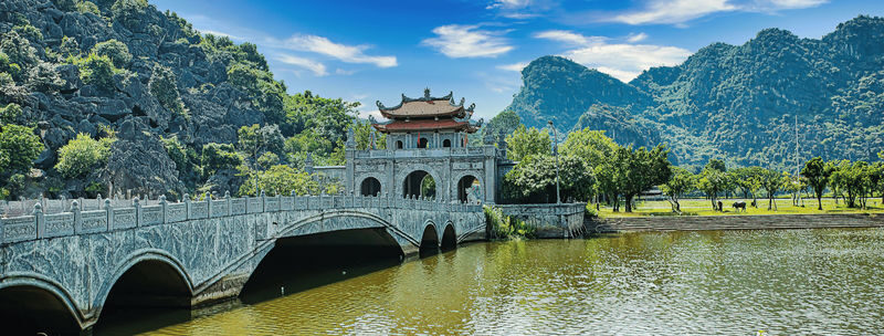 Ninh Binh 2D1N Tour From Hanoi: Hoa Lu, Tam Coc, Trang An, Bai Dinh & Mua Cave - Tam Coc by boat: limestone cliffs from the water