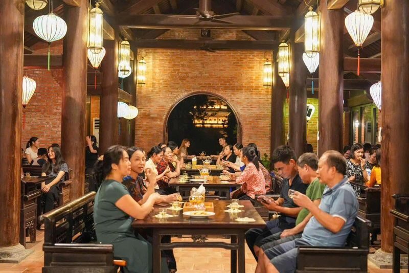 Ninh Binh Bai Dinh Pagoda Night Cultural Tour - The lantern release and a quieter spiritual moment