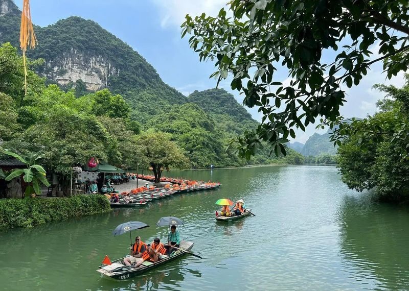 Ninh Binh Day Tour from Ha Noi: Hoa Lu, Tam Coc, Mua Cave - Standard or deluxe: choose comfort over the lowest fare