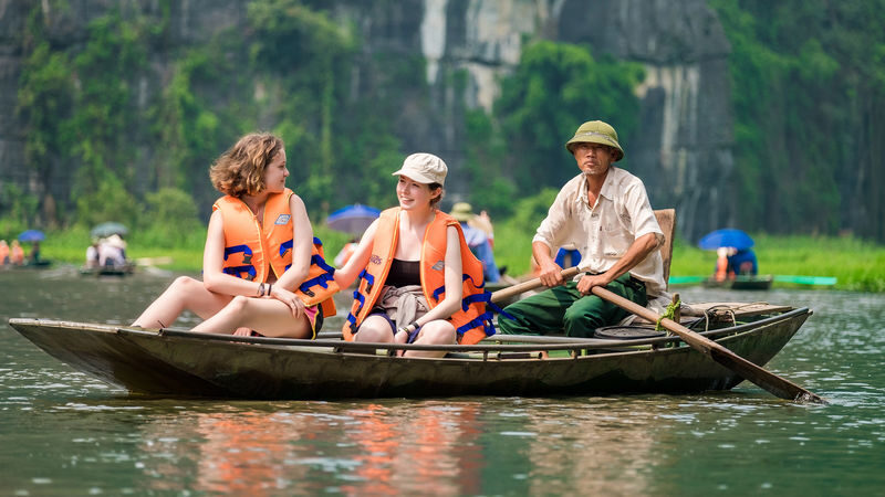 Ninh Binh Day Tour from Ha Noi: Hoa Lu, Trang An and Hang Mua Cave - Trang An by sampan: the day’s quietest hour