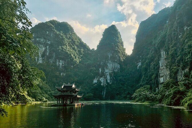 Ninh Binh Day Tour from Hanoi: Hoa Lu Trang An and Mua Caves - A Complete Look at the Ninh Binh Day Tour from Hanoi: Hoa Lu, Trang An, and Mua Caves