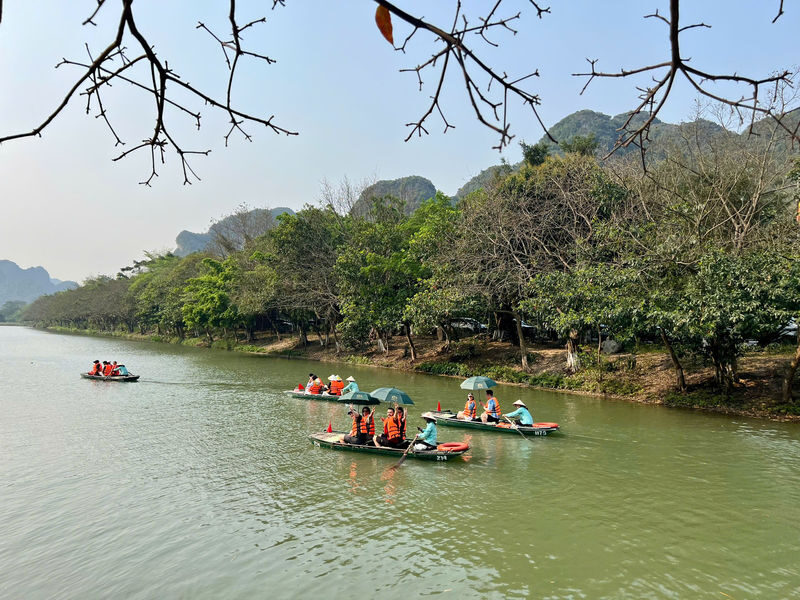 Ninh Binh Day Tour: Hoa Lu - Trang An ( or Tam Coc) - Mua Cave - The day at a glance