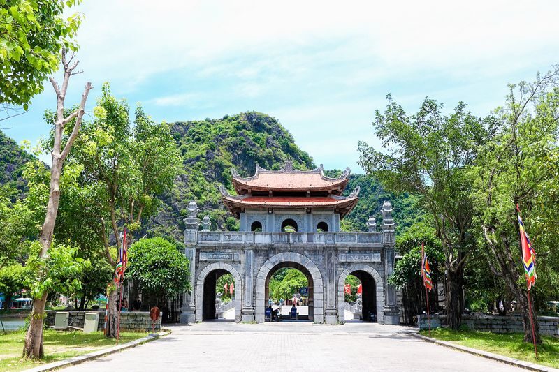 Ninh Binh Day Tour: Hoa Lu - Trang An ( or Tam Coc) - Mua Cave - From Hanoi to the old capital