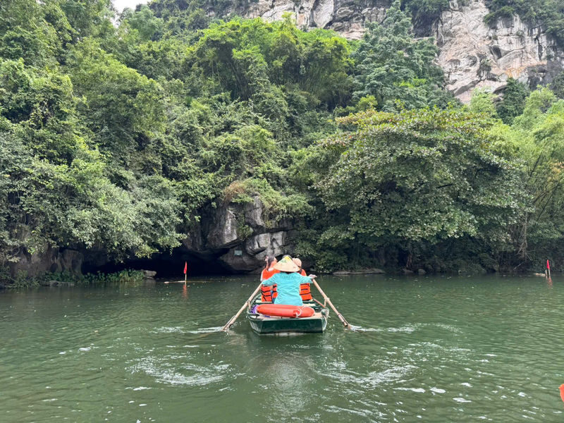 Ninh Binh Day Tour: Hoa Lu - Trang An ( or Tam Coc) - Mua Cave - Group size, guides, and the value of the fare