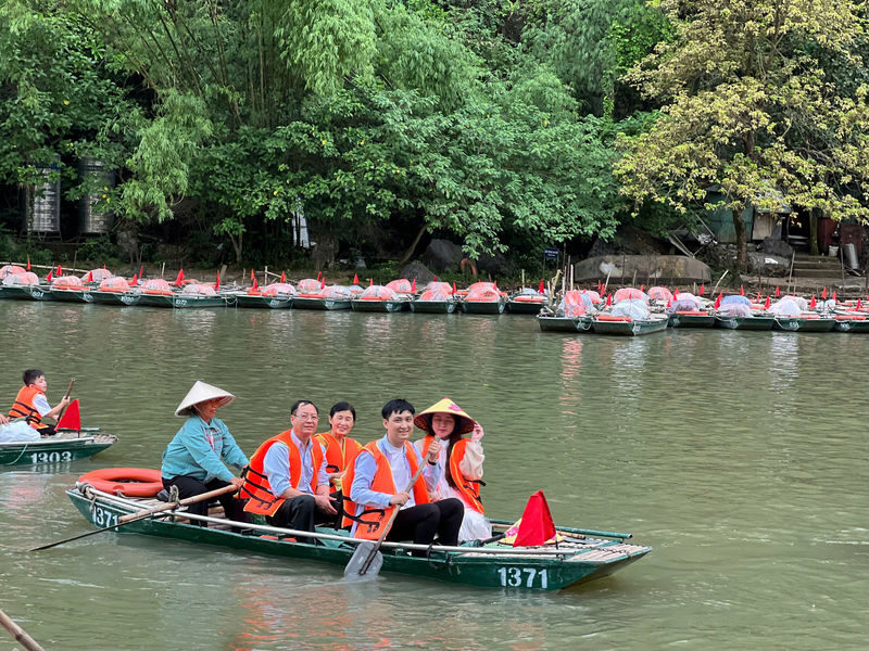 Ninh Binh Full-Day Tour: Bai Dinh Pagoda, Trang An & Mua Cave - Lunch and the small practical details