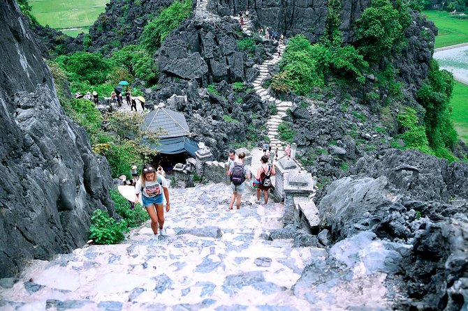 Ninh Binh Full-Day Tour From Hanoi to Hoa Lu, Tam Coc & Mua Cave via Boat & Bike - Tour Guides