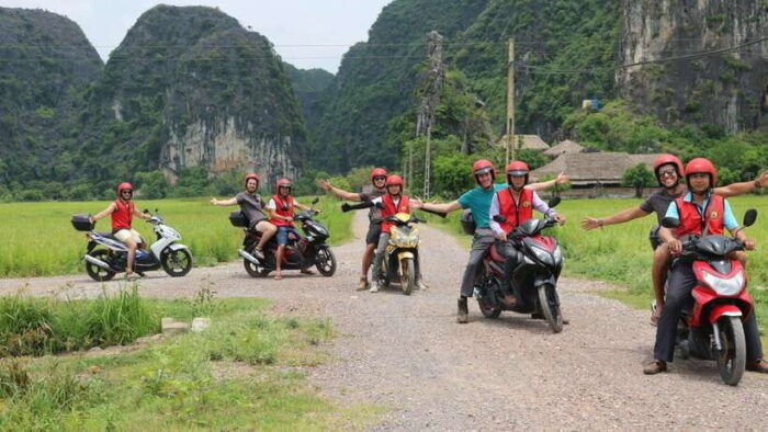 Ninh Binh Sunset Tour & Hoa Lu Ancient Town Visit - Exploring Hoa Lu Ancient Town