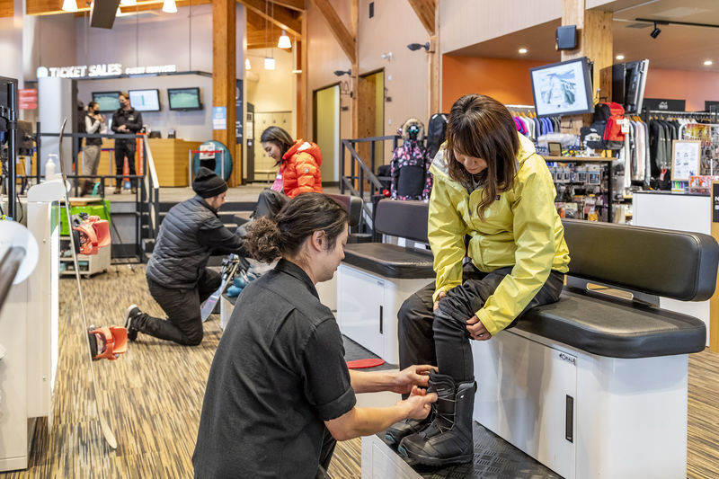 Niseko Kutchan Hanazono Ski Resort - Ski & Snowboard Rental - Three shops make returns more flexible