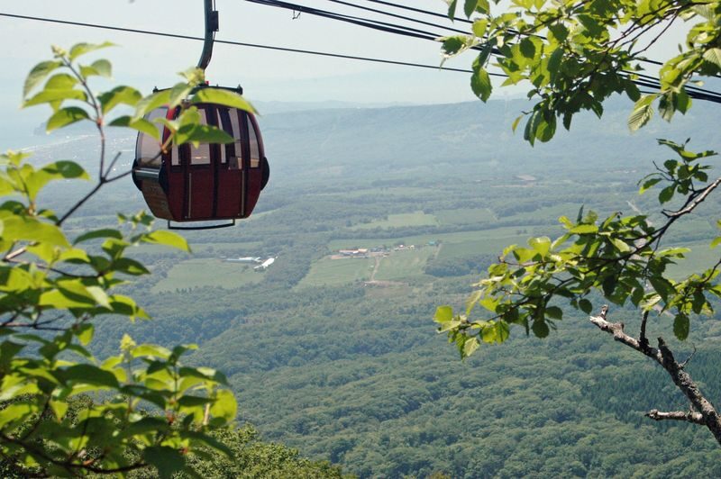 Noboribetsu Bear Park Ticket - The ropeway ride sets the scene