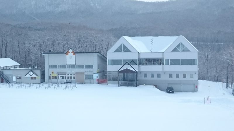 Noboribetsu Sanlaiva Ski Rental in Hokkaido (Optional Clothing Set) - Pack for the costs and the cold