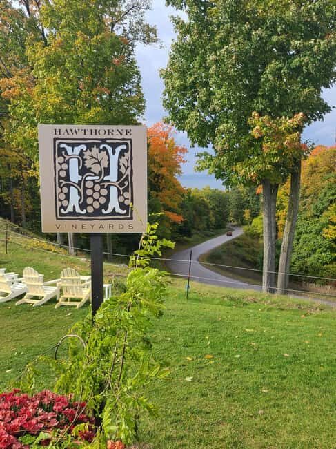 NON BUS Hawthorne Vineyards Traverse Old Mission Wine Tour - The Vehicle: Comfort Meets Class