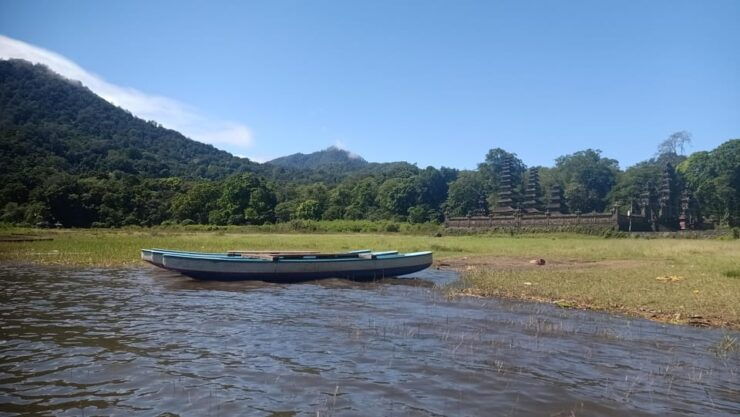 North Bali: Munduk Twin Lake Trek, Temple & Waterfall Tour - Itinerary Highlights