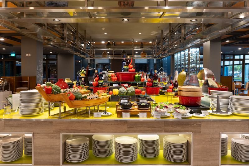 Novotel Phu Quoc Resort - Lobster and Seafood Buffet Dinner - A relaxed resort dinner, not a food tour