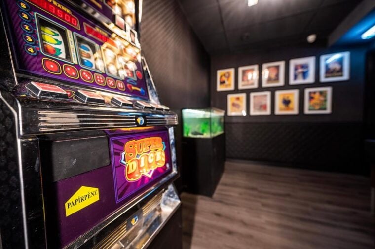 Nürnberg: Scavenger Escape Room Experience: Gangsta's Cage - Who Will Enjoy This the Most?