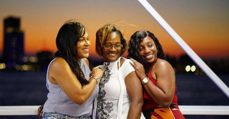 NYC: 3-Hour Dinner Cruise on a Luxurious Boat - Stunning Cityscape Views