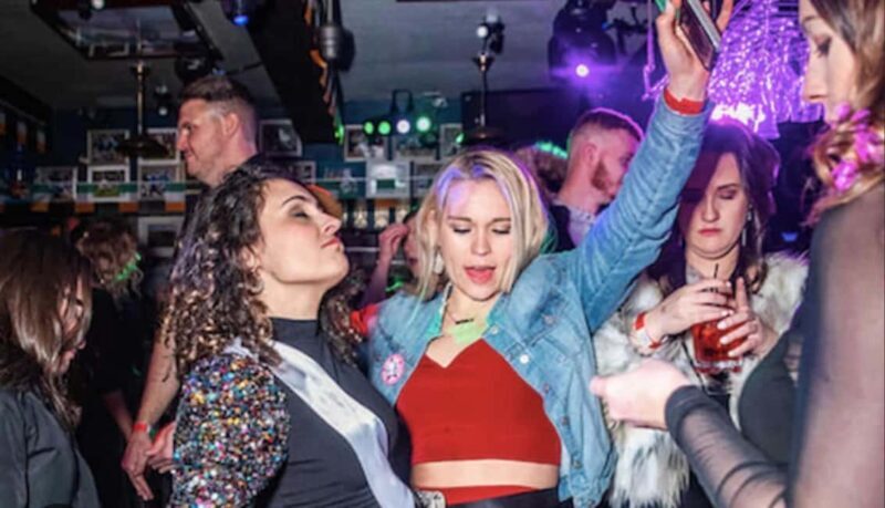 NYC Bar Tour: Gangsters, Heroes + Bright Lights of Broadway - Group size and atmosphere