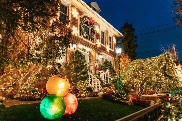 NYC: Dyker Heights Christmas Lights & Skyline View Bus Tour - Experience Highlights