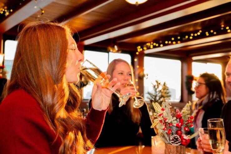 NYC: Holiday Yacht Cruise With Jazz, Cocoa & Carols - Experience Highlights