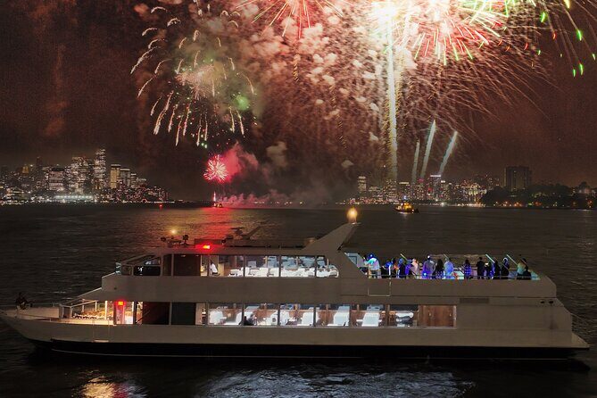 NYC New Year's Eve Dinner on Luxury Yacht with Open Bar - Dining and Drinks: Gourmet and Generous