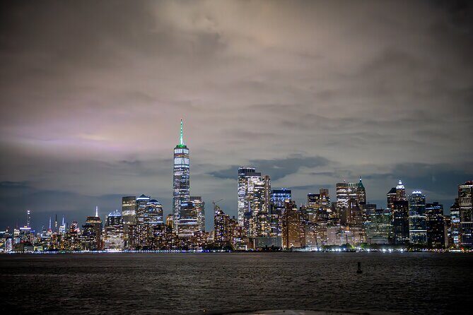 NYC New Year's Eve Dinner on Luxury Yacht with Open Bar - The Views: Iconic NYC Landmarks at Night