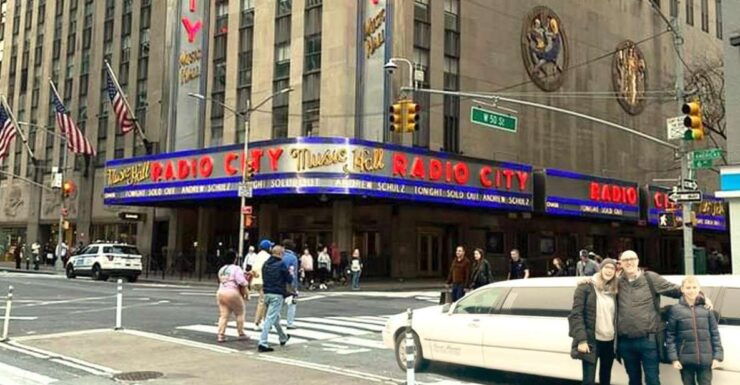 NYC: Private Home Alone 2 Stretch Limousine Tour With Pizza - Tour Experience
