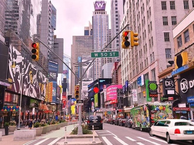 NYC: Private Home Alone 2 Stretch Limousine Tour With Pizza - Highlights of the Tour