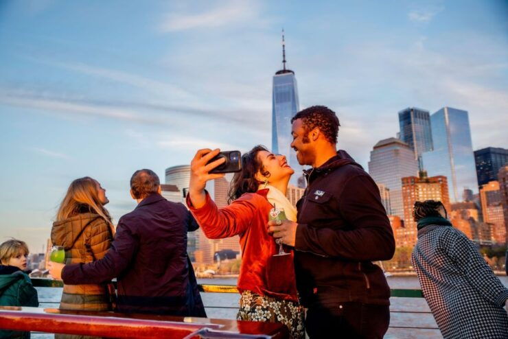 NYC: Sightseeing Holiday Cruise With Drink - Pricing and Duration