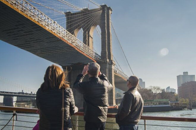 NYC: Sightseeing Holiday Cruise With Drink - Meeting Point and Important Information