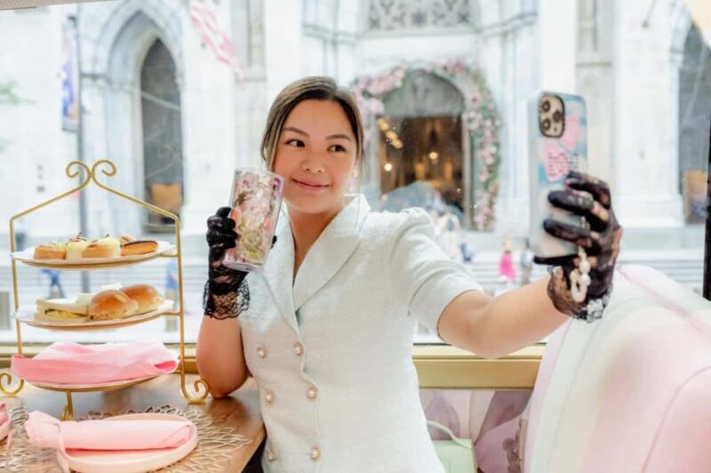 NYC: Tea Around Town Bus Tour with Live Entertainment - The Bus: A Cozy, Eye-Catching Setting