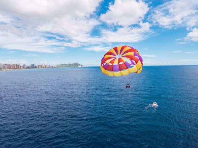 Oahu: Diamond Head Sunrise and Parasailing Tour - Location and Additional Information