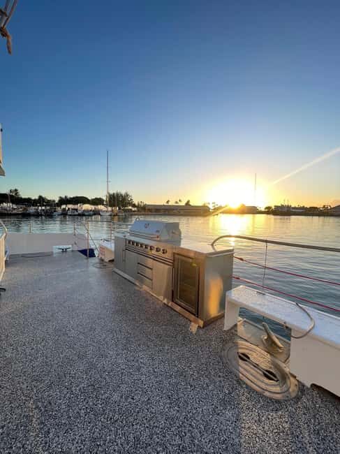 Oahu: Waikiki Whale Watching Cruise - Onboard Amenities and Comfort