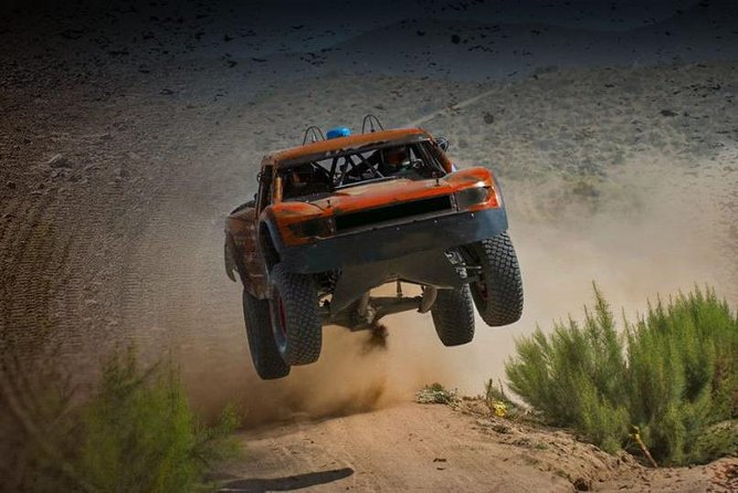 Off-Road Racing: 10 Laps - Thrilling Obstacles and Turns