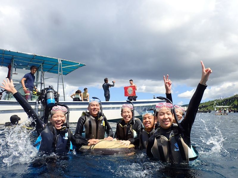 Okinawa Dream Reef | Easy Boat Trip! Snorkeling & Scuba Diving Experience | Free Unlimited Photos & Videos | Chinese Coach - Photos, fish food, and the useful extras