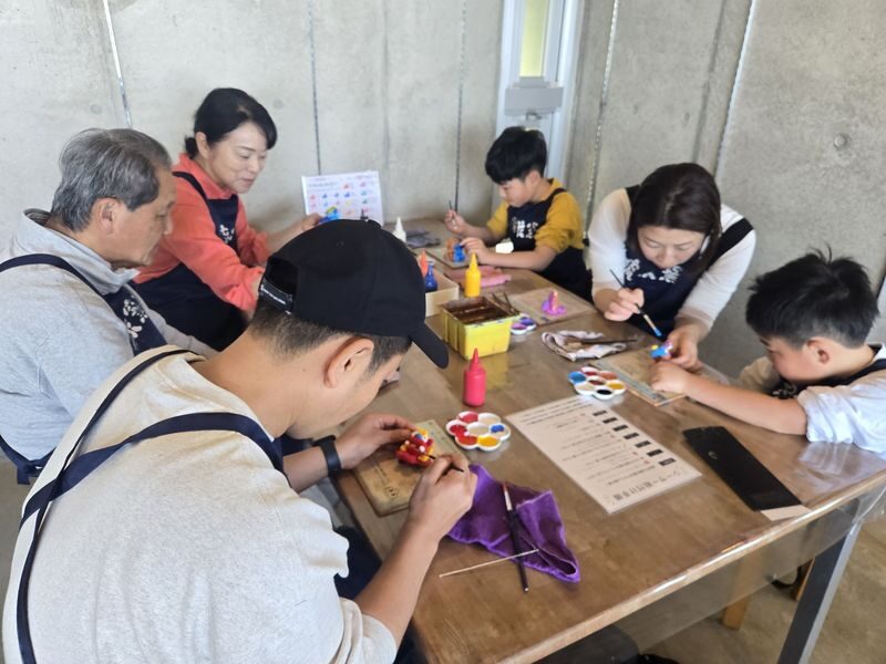 Okinawa Exclusive: Guardian Culture: Shisa Crafting near Churaumi - The café and the pace of the visit